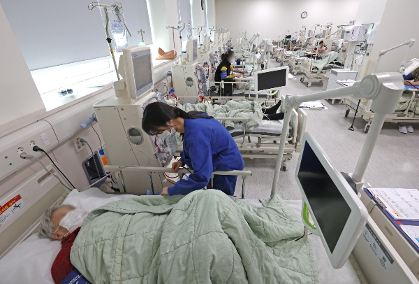 정부가 병원 경영난 등으로 무급휴가 중인 간호사들을 대상으로 일손이 필요한 다른 병원에서 근무할 수 있게 하는 방안을 추진하고 있다. 간호사들이 지난달 27일 서울 강서구 한 종합병원 인공신장실에서 환자를 돌보고 있다. /사진=뉴시스