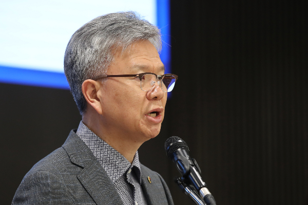 대한의사협회(의협) 비상대책위원회가 의협 비대위 구성은 대의원회 권한이기에 특정한 개인의 의지에 의해 운영되는 조직이 아니라면서 임현택 의협 회장 당선인에게 비대위원장직을 위임할 수 없다고 9일 밝혔다. 김택우 의협 비대위원장이 9일 오후 서울 용산구 대한의사협회 회관에서 가진 의대정원 증원 저지를 위한 비대위 브리핑에서 최근 불거진 의협 내부 갈등과 관련해 입장을 밝히고 있다. /사진=뉴스1