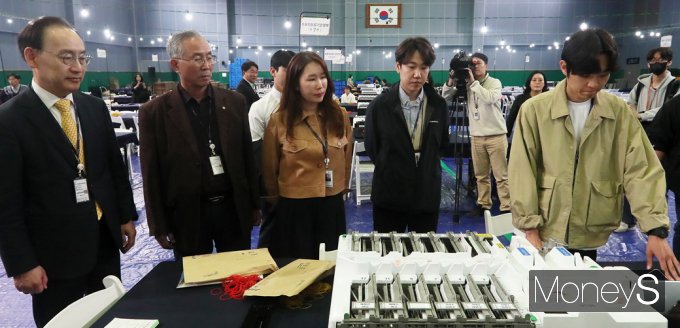 [머니S포토] 서울 선관위, 총선 앞두고 개표소 점검