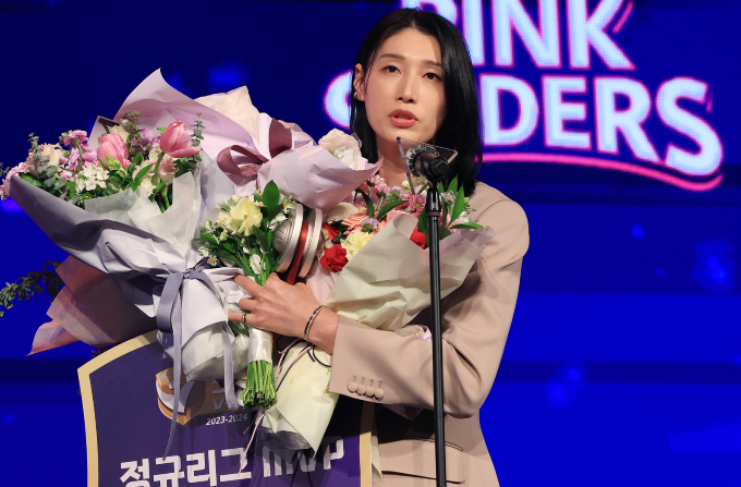 김연경(흥국생명)이 지난 8일 오후 서울 서초구 양재동 더케이호텔에서 열린 2023-24 도드람 V리그 시상식에서 선수 생활을 연장한다고 밝혔다. 사진은 이날 여자배구 정규리그 MVP 수상 소감을 전하는 김연경. /사진=뉴스1