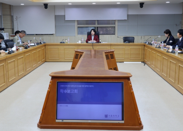 신계용 과천시장(가운데)이 지난 8일 과천시 푸드테크 클러스터 조성을 위한 정책연구보고회를 열고 있다. / 사진제공=과천시