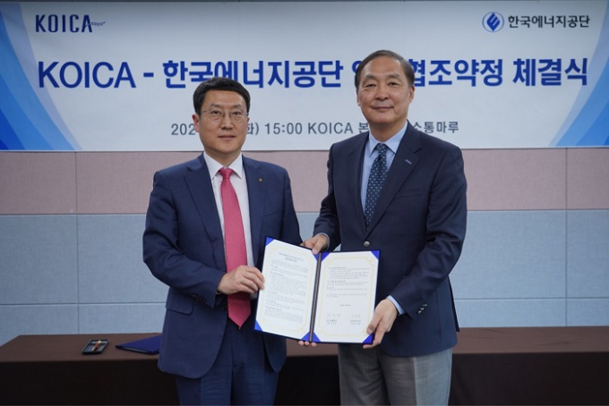 코이카가 한국에너지공단과 기후변화 대응, 신·재생에너지 분야 공적개발원조(ODA) 사업의 유기적 업무협조 체계 구축을 위한 업무협약식을 체결했다. 9일 오후 장원삼 코이카 이사장(오른쪽)과 이상훈 한국에너지공단 이사장이 코이카 본부에서 기념사진을 촬영하고 있다. /사진=코이카