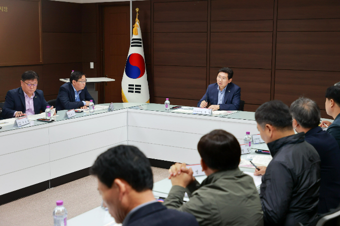반도체국가산단 조성지원 추진단 회의에 참석한 이상일 용인특례시장과 시 공직자들의 모습. / 사진제공=용인특례시