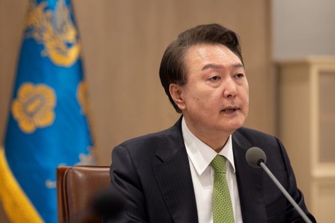 윤석열 대통령이 서해상 중국 어선 불법조업 단속 현장을 점검하며 "중국 어선의 불법조업 문제는 우리 수산자원 안보라는 측면에서 대응해나가야 한다"고 당부했다. 사진은 윤 대통령이 지난 8일 용산 대통령실 청사에서 열린 도시주택공급 점검회의에서 모두발언을 하는 모습. /사진=뉴스1(대통령실 제공) 