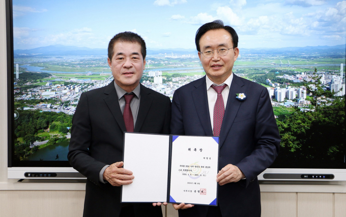 '2024 나주 영산강 축제' 총감독으로  위촉된 박명성 신시컴퍼니 예술감독(왼쪽)과 윤병태 나주시장/나주시