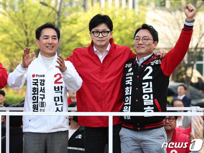 한동훈 국민의힘 비상대책위원장 겸 총괄선거대책위원장이 9일 오후 서울 강서구 발산역사거리에서 집중유세를 하고 있다. 왼쪽부터 박민식(강서을) 후보, 한 위원장, 김일호(강서병) 후보. 2024.4.9/뉴스1 ⓒ News1 구윤성 기자
