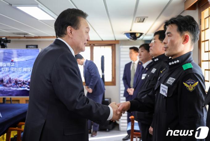 [사진] 서해5도특별경비단장 격려하는 윤 대통령