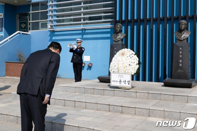 [사진] 순직 해경 흉상에 헌화하는 윤 대통령