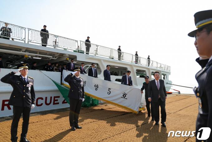 [사진] 中 어선 불법조업 단속 현장 점검 마친 윤 대통령