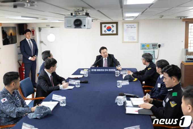 [사진] 윤 대통령, 중국어선 불법조업 단속 현장 점검회의