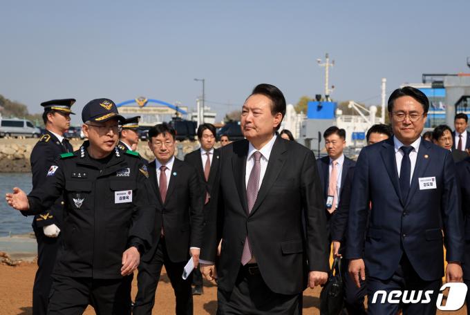 [사진] 해경 3005함으로 이동하는 윤 대통령