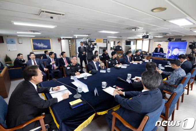 [사진] 출동 함정과 영상통화하는 윤 대통령