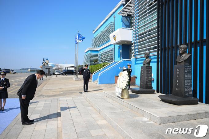[사진] 윤 대통령, 해경 순직자 흉상에 헌화