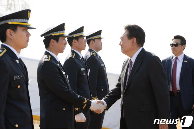 [사진] 해경 직원 격려하는 윤석열 대통령