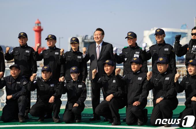 [사진] 해경 3005함 승조원들과 기념촬영하는 윤 대통령