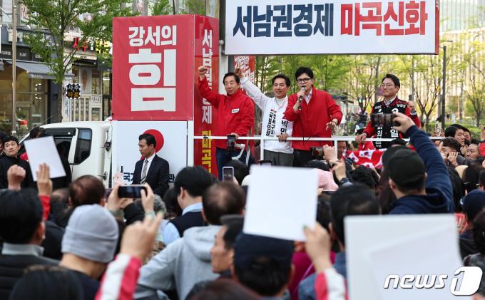 [사진] 한동훈, 서울 강서구 지지 호소