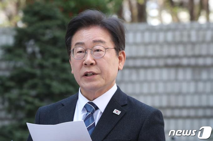 이재명 더불어민주당 대표가 제22대 총선을 하루 앞둔 9일 오전 서울 서초구 서울중앙지방법원에서 열리는 '대장동 배임·성남FC 뇌물' 관련 특정범죄가중처벌등에관한법률위반(뇌물) 등 공판 출석에 앞서 기자회견을 하고 있다. 2024.4.9/뉴스1 ⓒ News1 이광호 기자