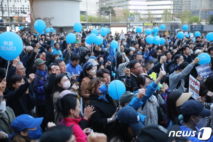 [사진] 민주당 총력유세에 모인 지지자들