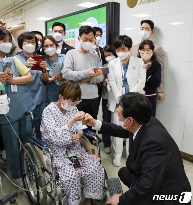 [사진] 의료 현장 찾은 윤석열 대통령