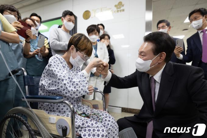 [사진] 환자 격려하는 윤 대통령