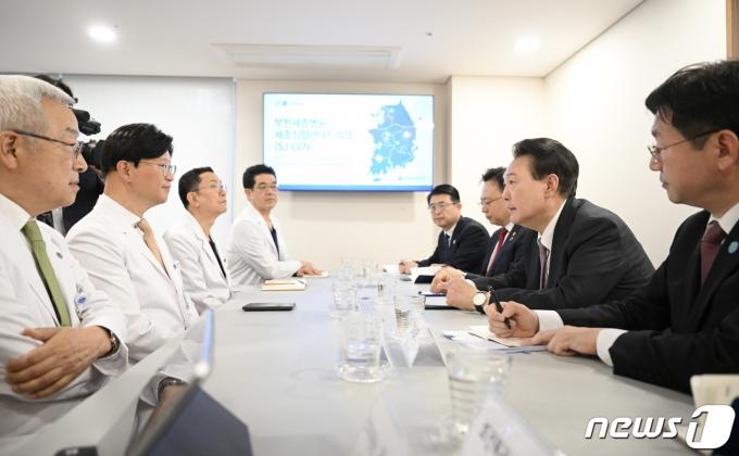 [사진] 의료진과 마주 앉은 윤 대통령