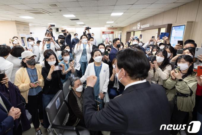 [사진] 의료 현장 격려하는 윤석열 대통령