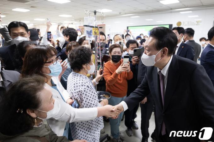 [사진] 윤 대통령, 부천세종병원 의료진 격려