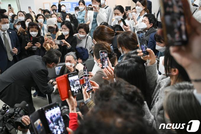 [사진] 보호자 격려하는 윤 대통령