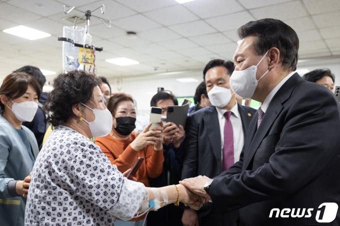 [사진] 입원 환자 격려하는 윤석열 대통령