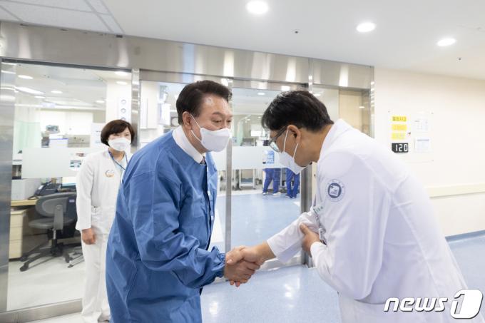 [사진] 현장 의료진 격려하는 윤석열 대통령