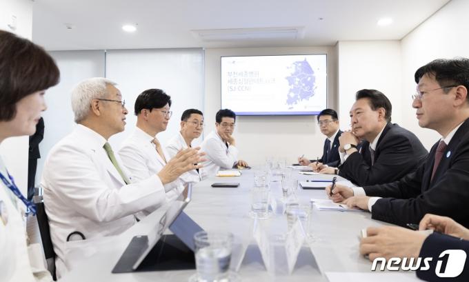 [사진] 현장 의료진 만난 윤석열 대통령