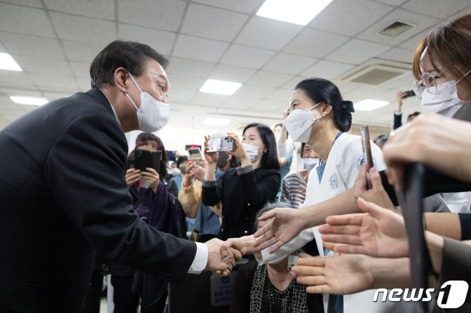 [사진] 의료진 격려하는 윤석열 대통령