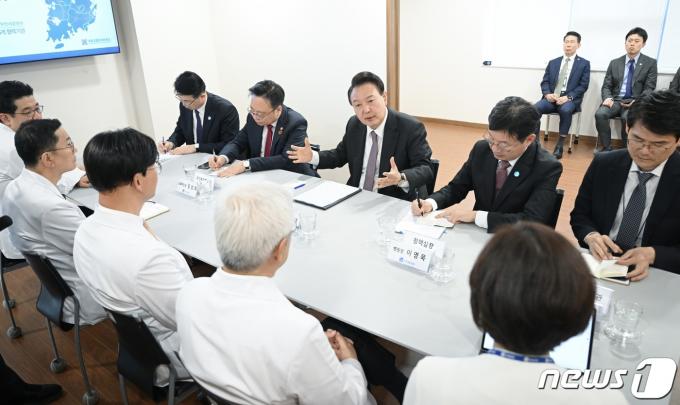 [사진] 의료진과 대화하는 윤 대통령