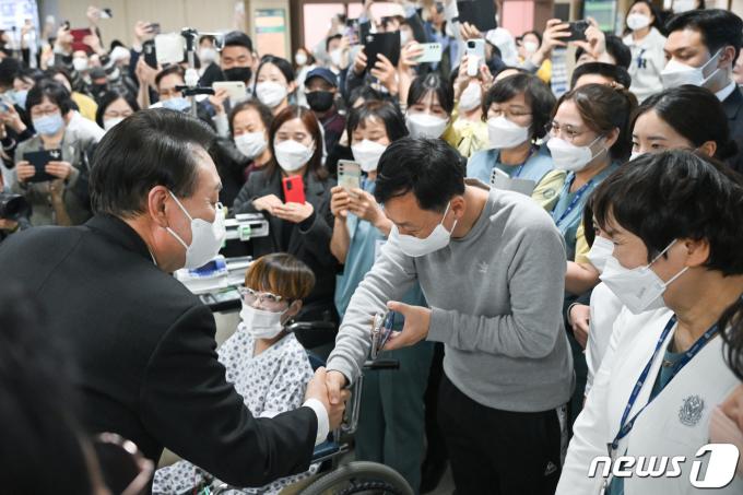 [사진] 의료 현장 격려하는 윤 대통령