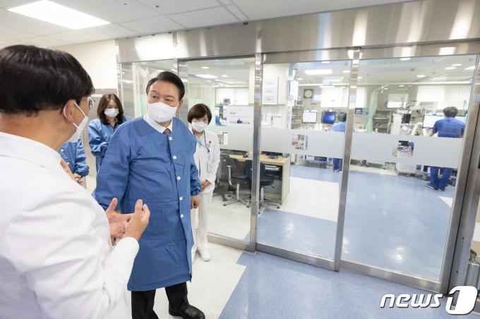 [사진] 중환자실 둘러보는 윤 대통령