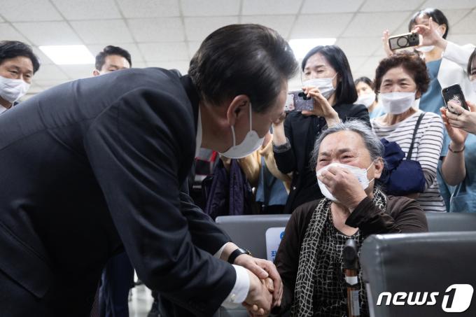 [사진] 윤 대통령, 부천세종병원 보호자 격려