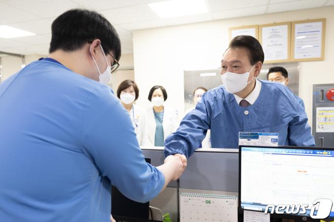 [사진] 윤 대통령, 현장 의료진 격려
