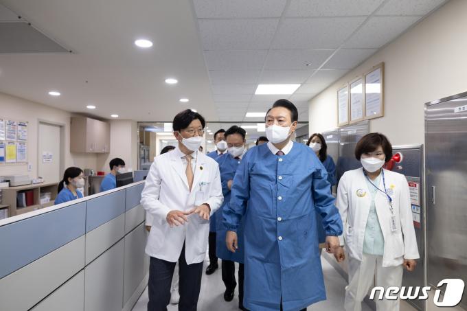 [사진] 중환자실 찾은 윤 대통령