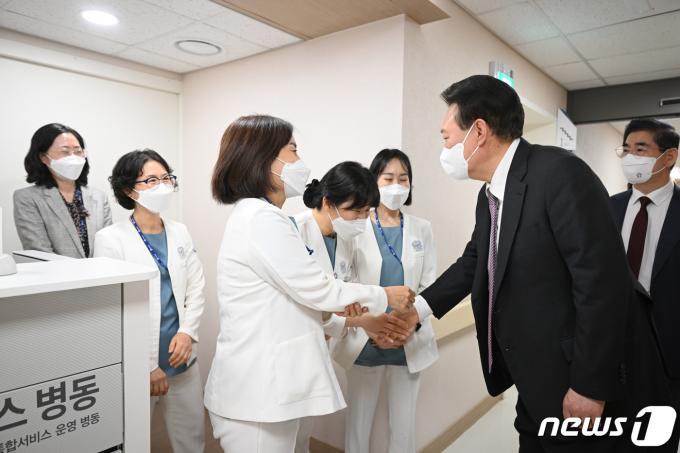 [사진] 현장 의료진 격려하는 윤 대통령