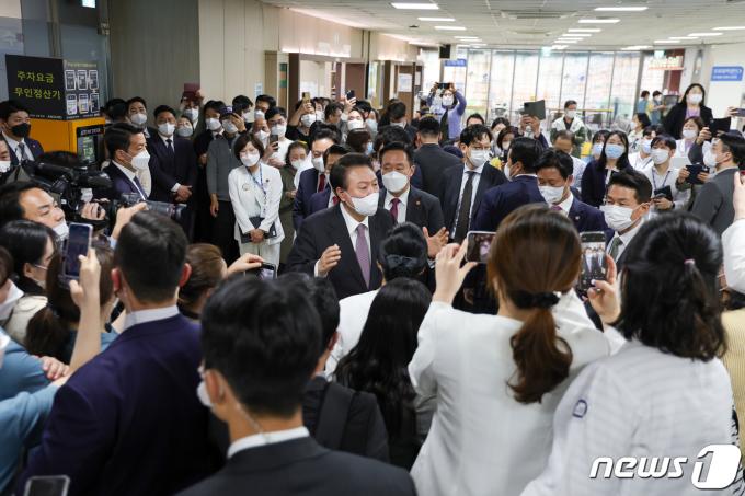 [사진] 의료 현장 다시 찾은 윤 대통령