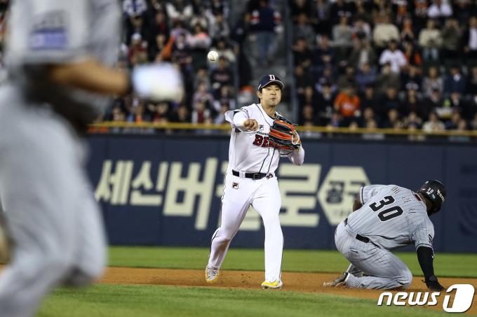 [사진] 두산 강승호 '병살 잡는다'