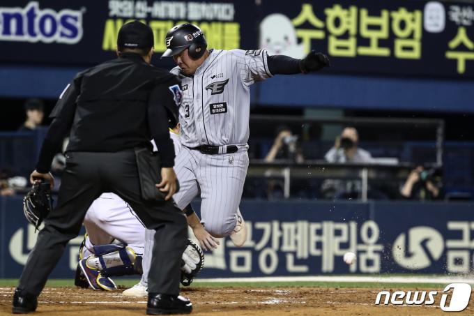 [사진] 한화 안치홍 '공보다 먼저'