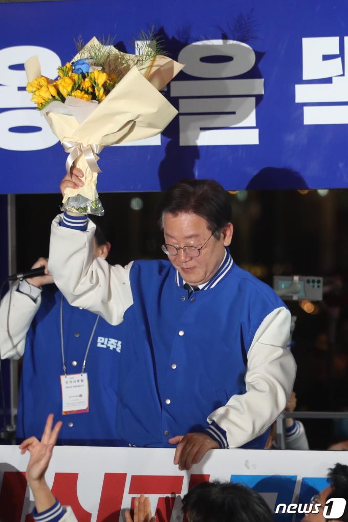 [사진] 용산서 꽃다발 든 이재명