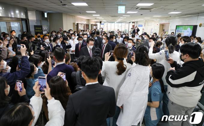 윤석열 대통령이 9일 경기 부천시 소사구 부천세종병원을 방문해 환자, 보호자 및 의료진을 격려하고 있다. (대통령실 제공) 2024.4.9/뉴스1 ⓒ News1 오대일 기자