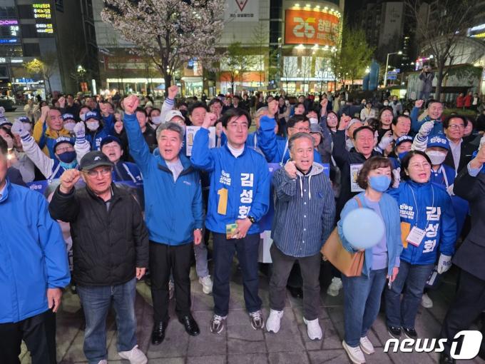 [사진] 지지 호소하는 김성회 후보
