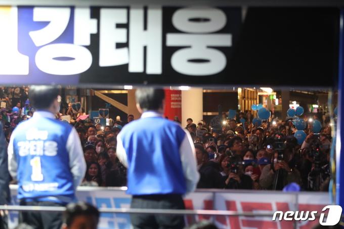 [사진] 유세 지켜보는 시민들
