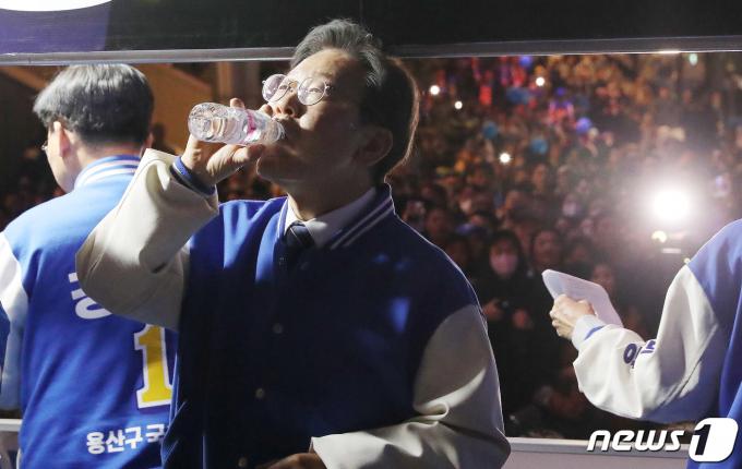 [사진] 물 마시는 이재명 대표