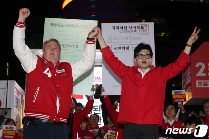[사진] 투표 독려하는 한동훈과 인요한