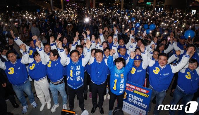 [사진] 민주당, 정권심판·국민승리 총력유세 퍼포먼스