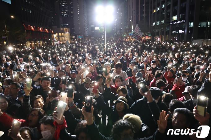 [사진] 불 밝히는 유권자들